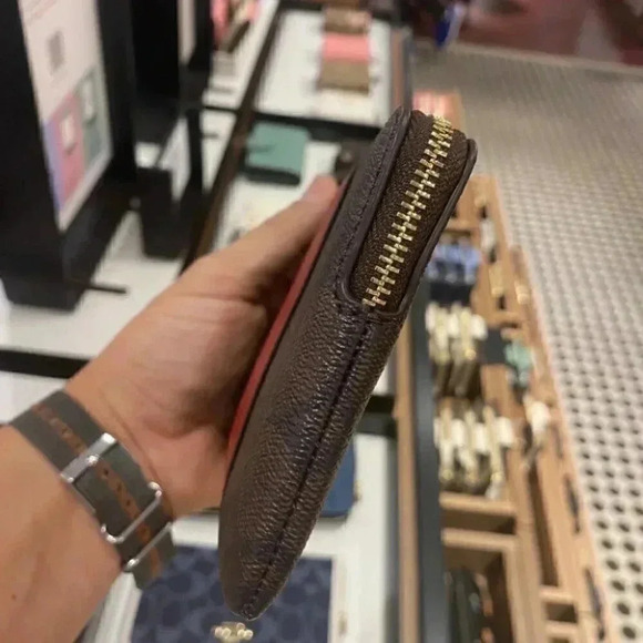 CORNER ZIP WRISTLET IN SIGNATURE CANVAS 58035 - Picture 3 of 9